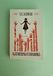 A Gathering of Shadows (Shades of Magic 2) thumb 2 2
