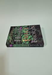 A Heart So Fierce and Broken (Cursebreakers 2) thumb 1 4